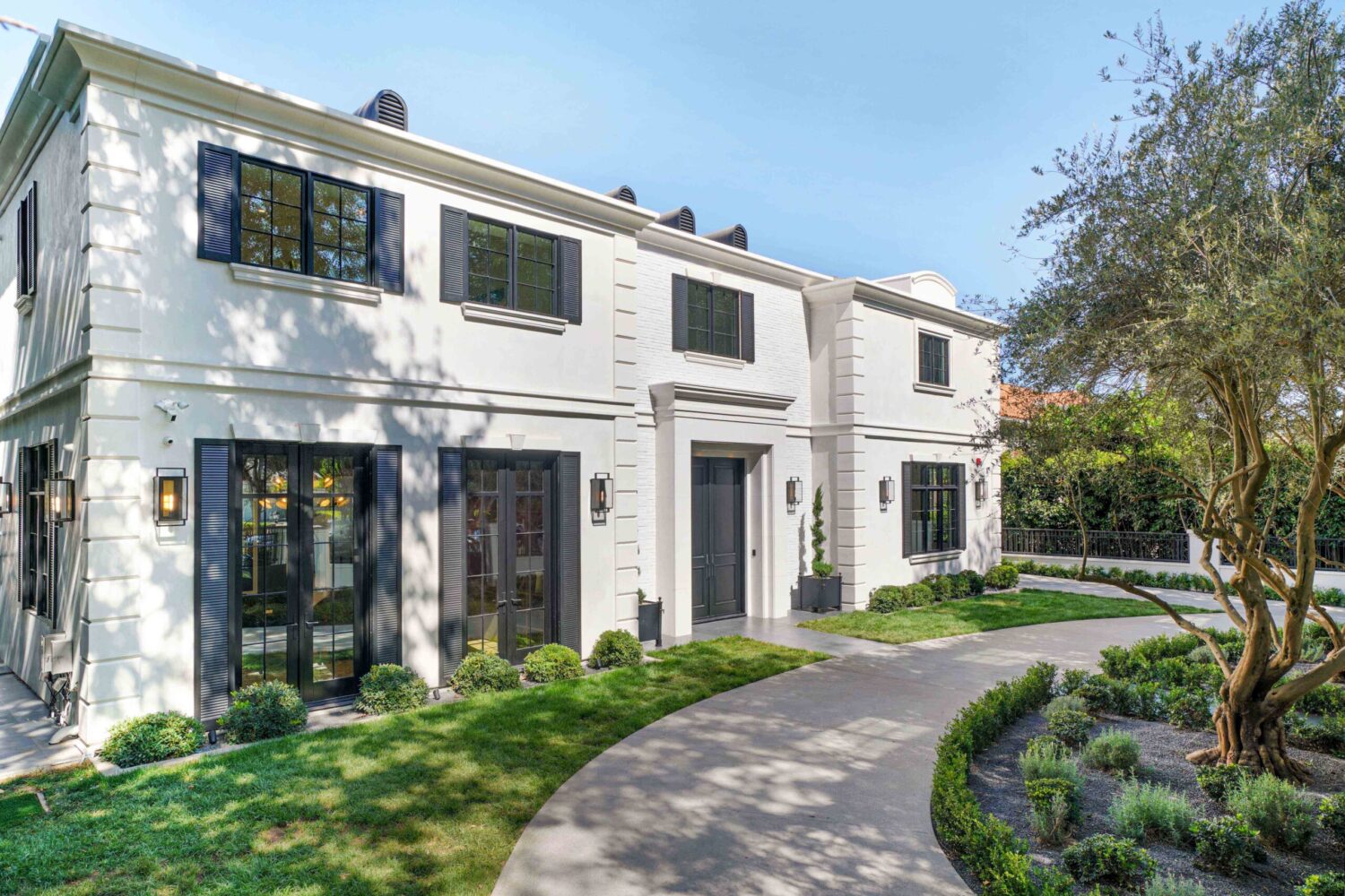 Villa Colette by Luxjb: Insurance and Natural Disaster Housing. Finding urgent temporary housing and reliable accommodation for displaced families is crucial. Luxjb offers premium short-term rentals in LA designed to meet these urgent needs with efficiency and comfort.