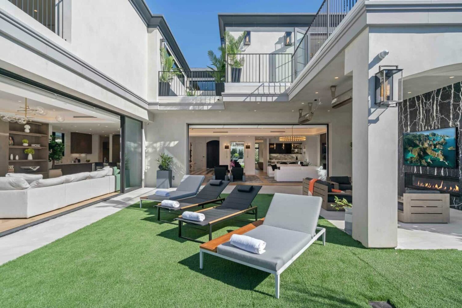 Unique places to stay in California. Beverly Hills weekend getaways & monthly mansion rentals. 5 to 8 bedroom luxury home rentals by owners. Perfect for remote work and large groups & extended stays in LA. New modern private villas for first-class travelers with exclusive amenities & iconic views in a pedigreed Beverly Hills. Top 5 luxury escapes California. 10 Coolest Airbnbs In Los Angeles.