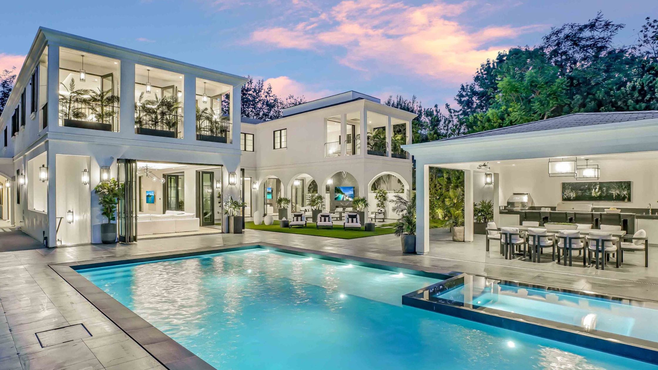 Staffed Villas in Los Angeles