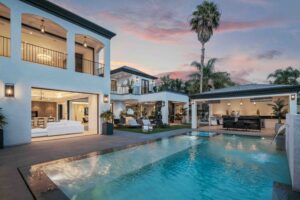 Airbnb vacation rentals in Los Angeles. Luxury Airbnb Villas With Pool.