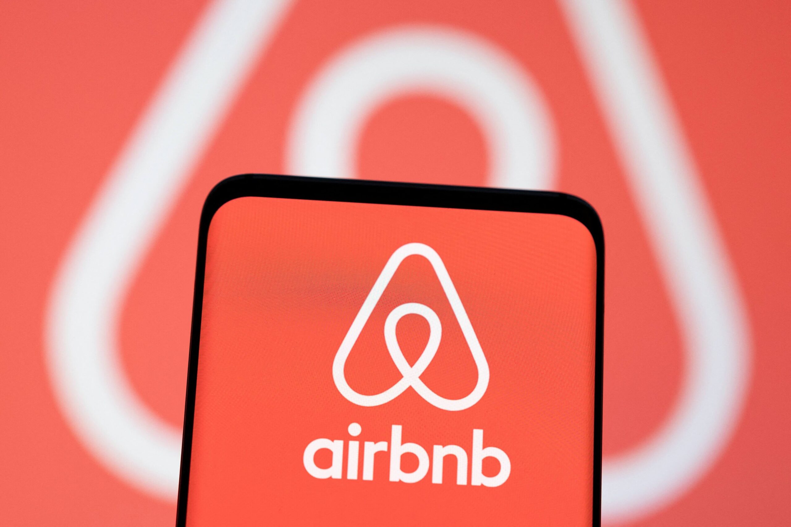 Booking an Airbnb in Los Angeles? Learn How to Avoid Scams Are you considering booking a vacation rental through platforms like Airbnb or VRBO? While these platforms promise convenience and affordability, many guests are finding themselves at the mercy of unreliable hosts and deceptive listings. There’re certain risks associated with booking vacation rentals on platforms like Airbnb and VRBO. Here's what you need to know before you book an airbnb in LA.