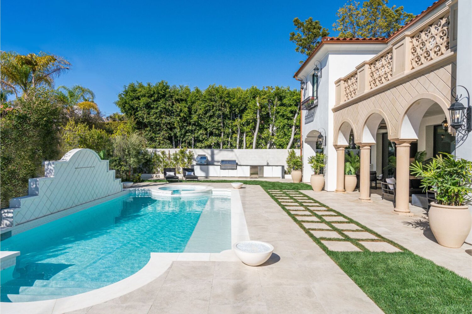 Villa Gemma, Los Angeles Mansion Rentals by Owner. Luxury Stays Los Angeles. The Superior Alternative to Airbnb and Hotels in LA.