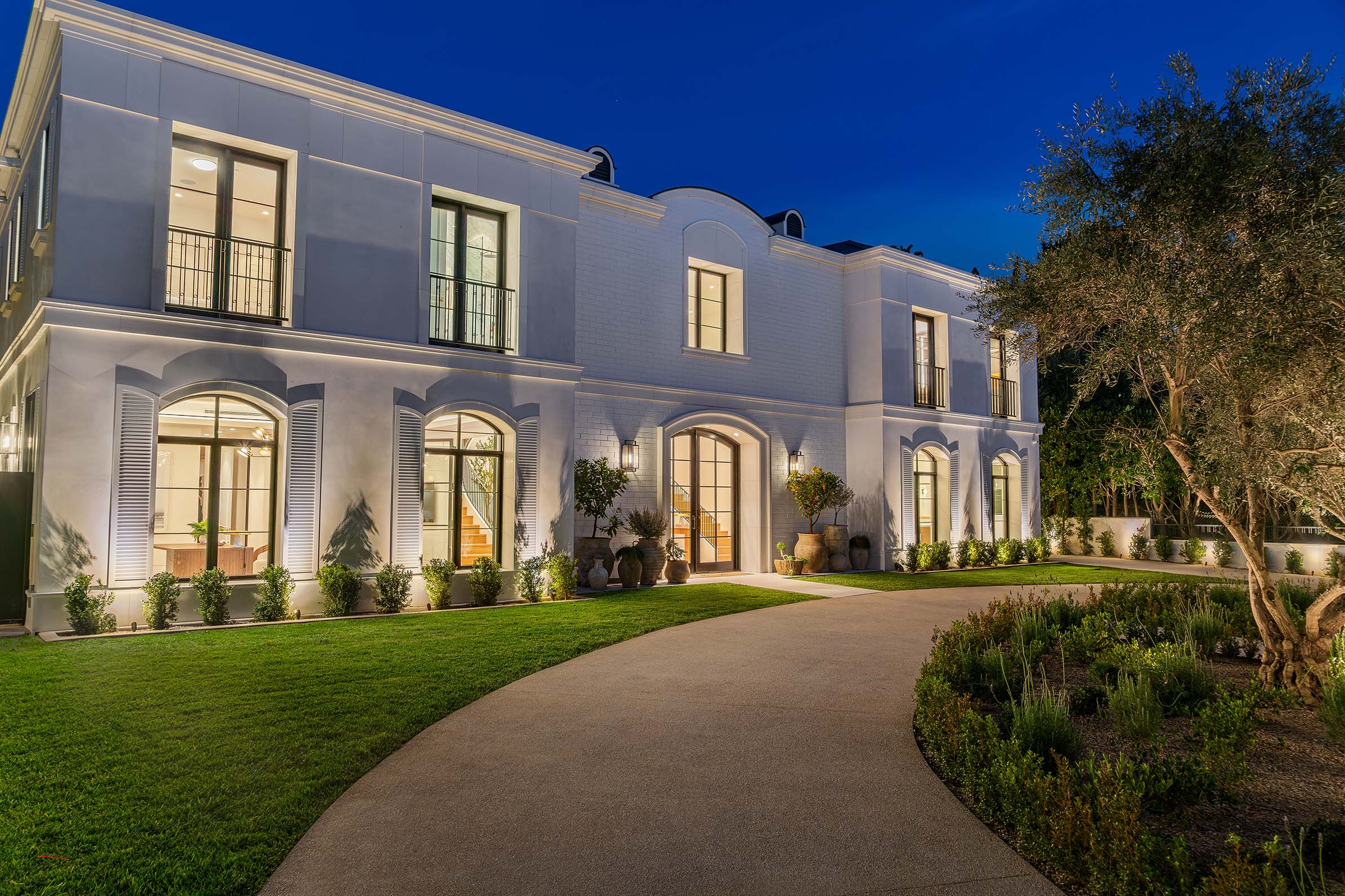 Best places to stay in California, Beverly Hills. Luxury Los angeles getaways and mansion rentals. Mansions for rent in LA. 5 to 8 bedroom luxury home rentals by owners. Top 5 luxury escapes California. Coolest Airbnbs In Los Angeles. Los Angeles Vacation Rentals by Luxjb.