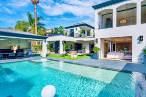 Best places to stay in California, Beverly Hills. Luxury Los angeles getaways and mansion rentals. Mansions for rent in LA. 5 to 8 bedroom luxury home rentals by owners. Top 5 luxury escapes California. Coolest Airbnbs In Los Angeles.