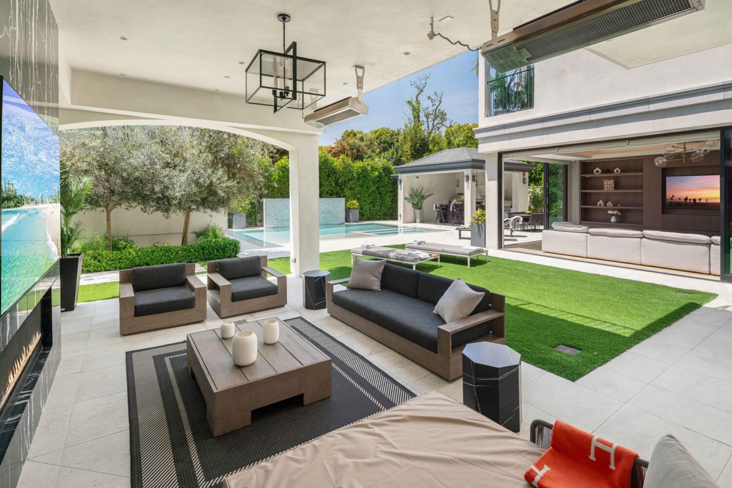 Villa Mandarin by LuxJB. New, Fully Furnished Ultra-Luxury Mansion Rental in Beverly Hills Flats. Best Airbnb Mansion rentals in LA.