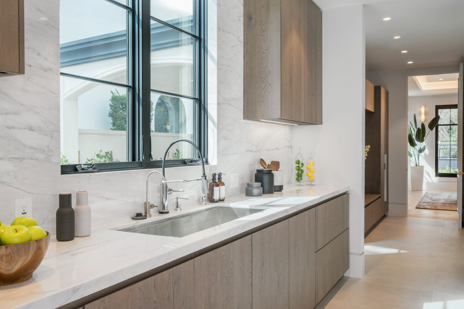 Villa Mandarin by LuxJB. New, Fully Furnished Ultra-Luxury Mansion Rental in Beverly Hills Flats. Best Airbnb Mansion rentals in LA