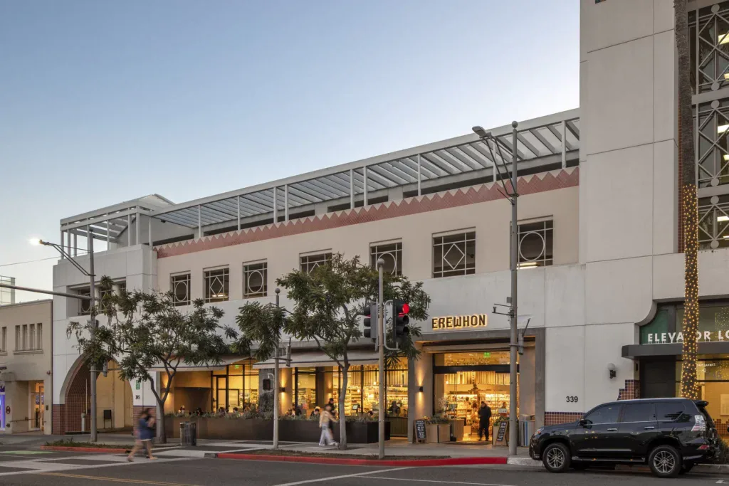 When you stay at LuxJB's luxury rentals in Los Angeles, you are immersing yourself in world's most prestigious neighborhoods: Beverly Hills, The Flats, Hollywood Hills, West Hollywood & Beverly Grove.
