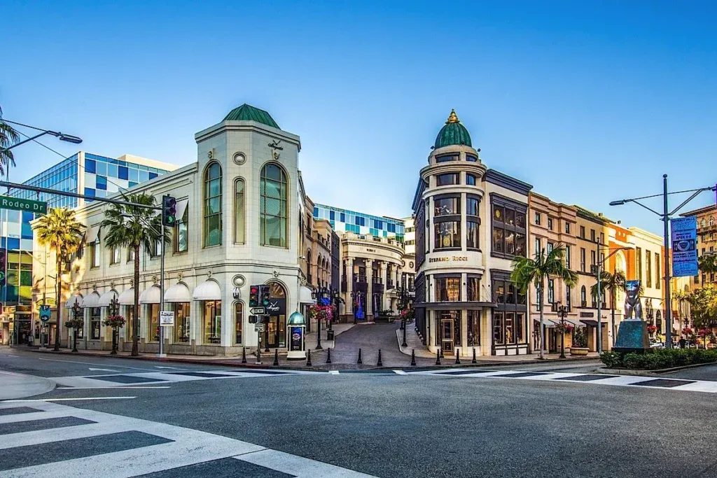 LuxJB villas are just steps away from Rodeo Drive, Sunset Strip and WeHo's finest dining, shopping, and entertainment.