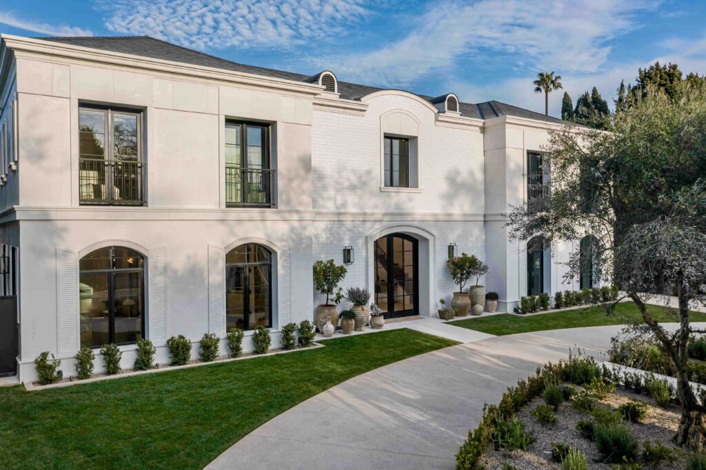 Los Angeles villas and mansion rentals with hotel-level service
